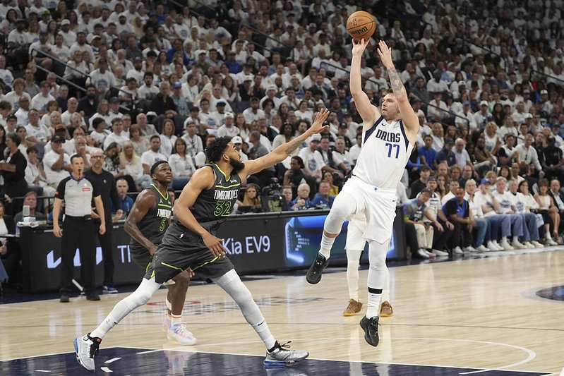 NBA 精彩畫面｜獨行俠隊 vs. 灰狼隊